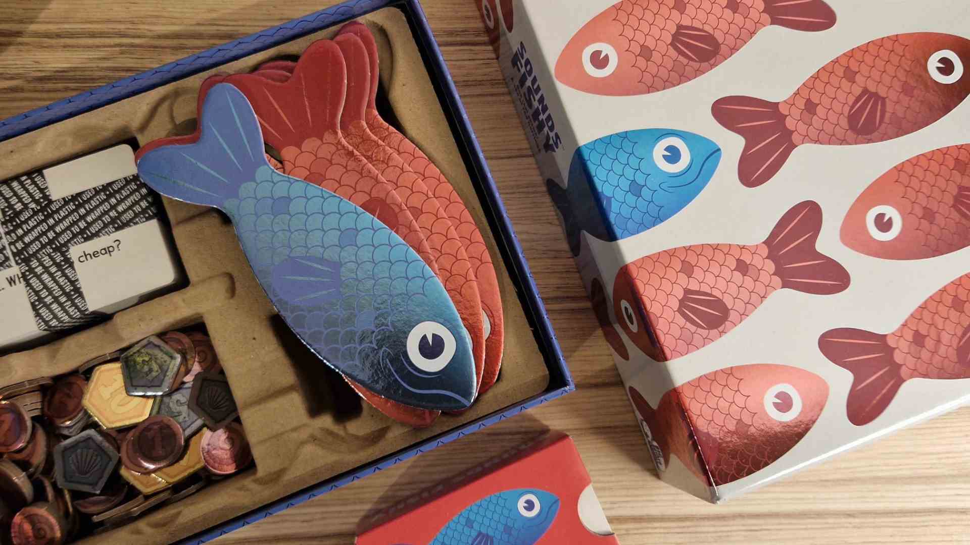 Boîte poissonneuse, ouverte sur une surface en bois