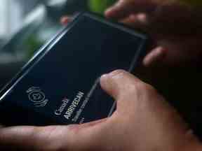 Une personne tient un smartphone réglé sur l'écran d'ouverture de l'application ArriveCan dans une illustration photo réalisée à Toronto le 29 juin 2022.