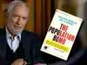 Le catastrophiste des années 60, Paul Ehrlich, et la couverture du livre qui l'a rendu célèbre, The Population Bomb.