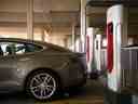 Un véhicule électrique Tesla Inc. se recharge à une station de suralimentation.