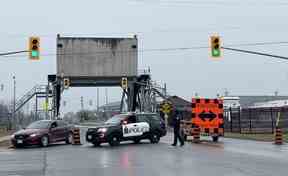 La Police régionale de Niagara bloque un pont près de l'écluse 1 du canal Welland à la suite d'une explosion et d'un incendie tôt le matin dans les environs, à St. Catharines, en Ontario, le jeudi 12 janvier 2023. LA PRESSE CANADIENNE/Alex Lupus