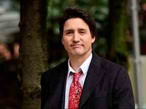 Le premier ministre Justin Trudeau arrive pour parler aux médias à Vancouver le 22 janvier 2023.
