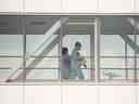 Des travailleurs de la santé traversent un pont aérien dans un hôpital de Montréal.