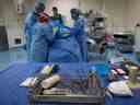 Des instruments stériles sont disposés pendant qu'un patient de sexe masculin se prépare à se faire retirer un kyste du genou droit au Cambie Surgery Centre, à Vancouver.