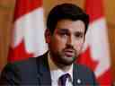 Le ministre canadien de l'Immigration, des Réfugiés et de la Citoyenneté, Sean Fraser, assiste à une conférence de presse avec le Haut-Commissariat des Nations Unies pour les réfugiés à Ottawa, en Ontario, en avril 2022.