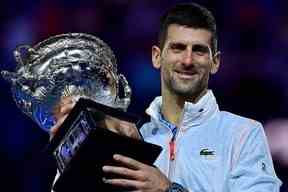 Novak Djokovic célèbre avec le trophée de la Norman Brookes Challenge Cup après sa victoire contre Stefanos Tsitsipas lors de la finale du simple messieurs de l'Open d'Australie à Melbourne, le dimanche 29 janvier 2023.