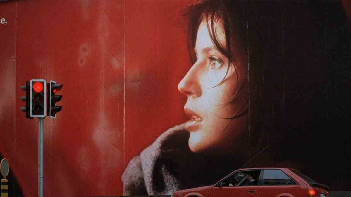 Une affiche promotionnelle géante montre Juliette Binoche en Rouge.