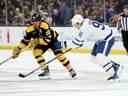 David Pastrnak # 88 des Bruins de Boston patine contre John Tavares # 91 des Maple Leafs de Toronto lors de la première période au TD Garden le 14 janvier 2023 à Boston.