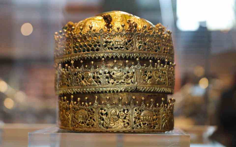 Une couronne fabriquée en Éthiopie vers 1740, saisie lors du siège de Maqdala en 1868, exposée au V&A en 2018 - Getty Images/AFP