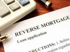 Les avantages et les inconvénients d'un prêt hypothécaire inversé pour vous aider à rembourser vos dettes