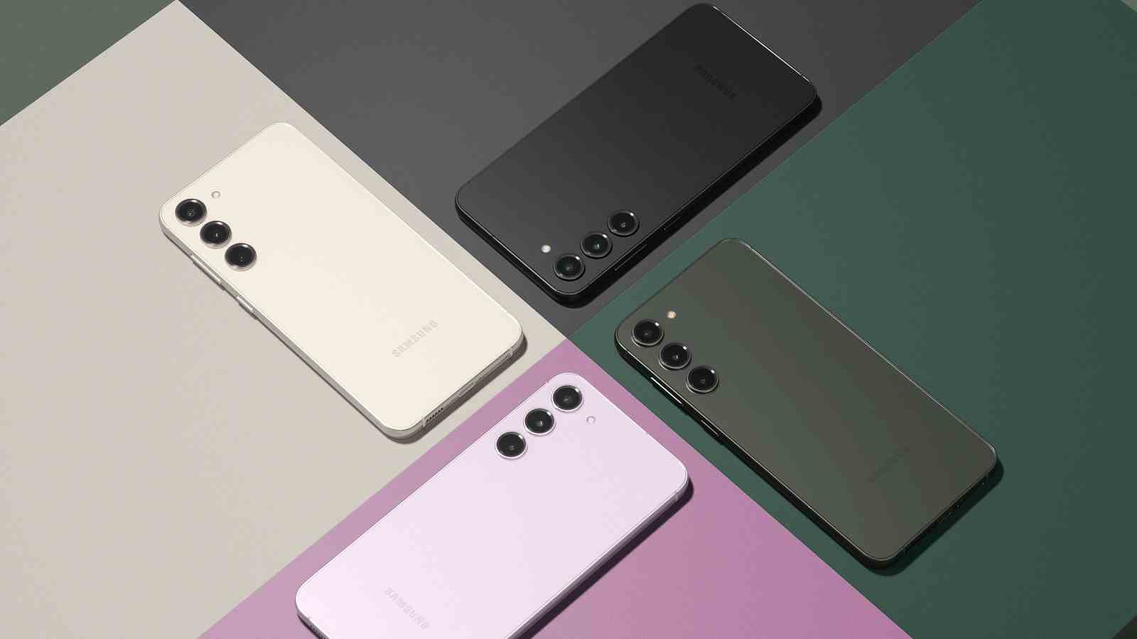 Le Samsung Galaxy S23 Plus, dans ses quatre coloris disponibles, disposés en moulinet