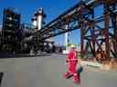 Un employé de Shell passe devant l'installation de capture et de stockage du carbone Quest de l'entreprise à Fort Saskatchewan, en Alberta. 