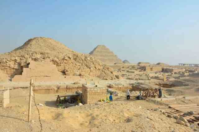 La zone de fouilles du Saqqara State Tombs Project en Égypte, surplombant la pyramide d'Ounas et la pyramide à degrés de Djosar.