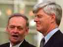 L'ancien ministre des Finances John Manley, à droite, en 2002 avec le premier ministre Jean Chrétien.