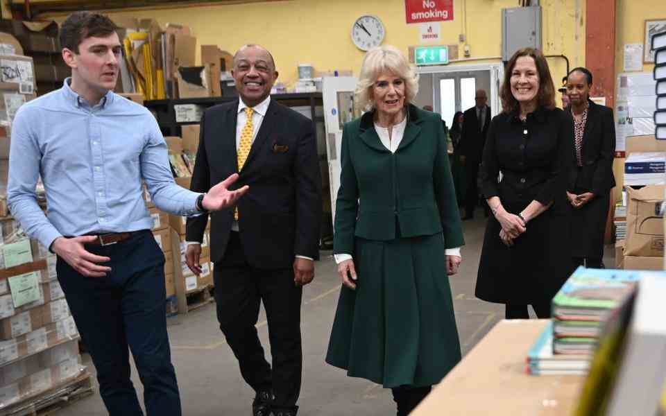 La reine consort a également visité le dépôt de Book Aid International dans le sud de Londres - Eddie Mulholland pour The Telegraph