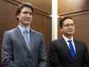 Le premier ministre Justin Trudeau se tient aux côtés du chef conservateur Pierre Poilievre alors qu'il attend de prendre la parole lors d'une réception du mois du patrimoine tamoul à Ottawa, le 30 janvier 2023.