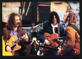 David Crosby, Neil Young et Graham Nash se produisent lors d'un concert à San Diego en 1969.