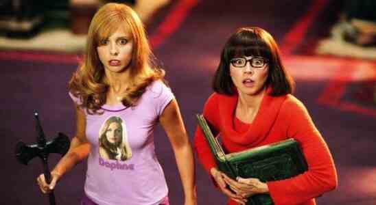 La star de Buffy, Sarah Michelle Gellar, révèle que le "baiser torride" avec Linda Cardellini a été coupé de Scooby-Doo