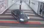 Les enquêteurs sont à la recherche d'une Audi A4 noire 2011 avec plaque d'immatriculation québécoise X10 SNP après qu'une voiture s'est écrasée dans le centre commercial Vaughan Mills lors d'un vol le mercredi 1er février 2023.