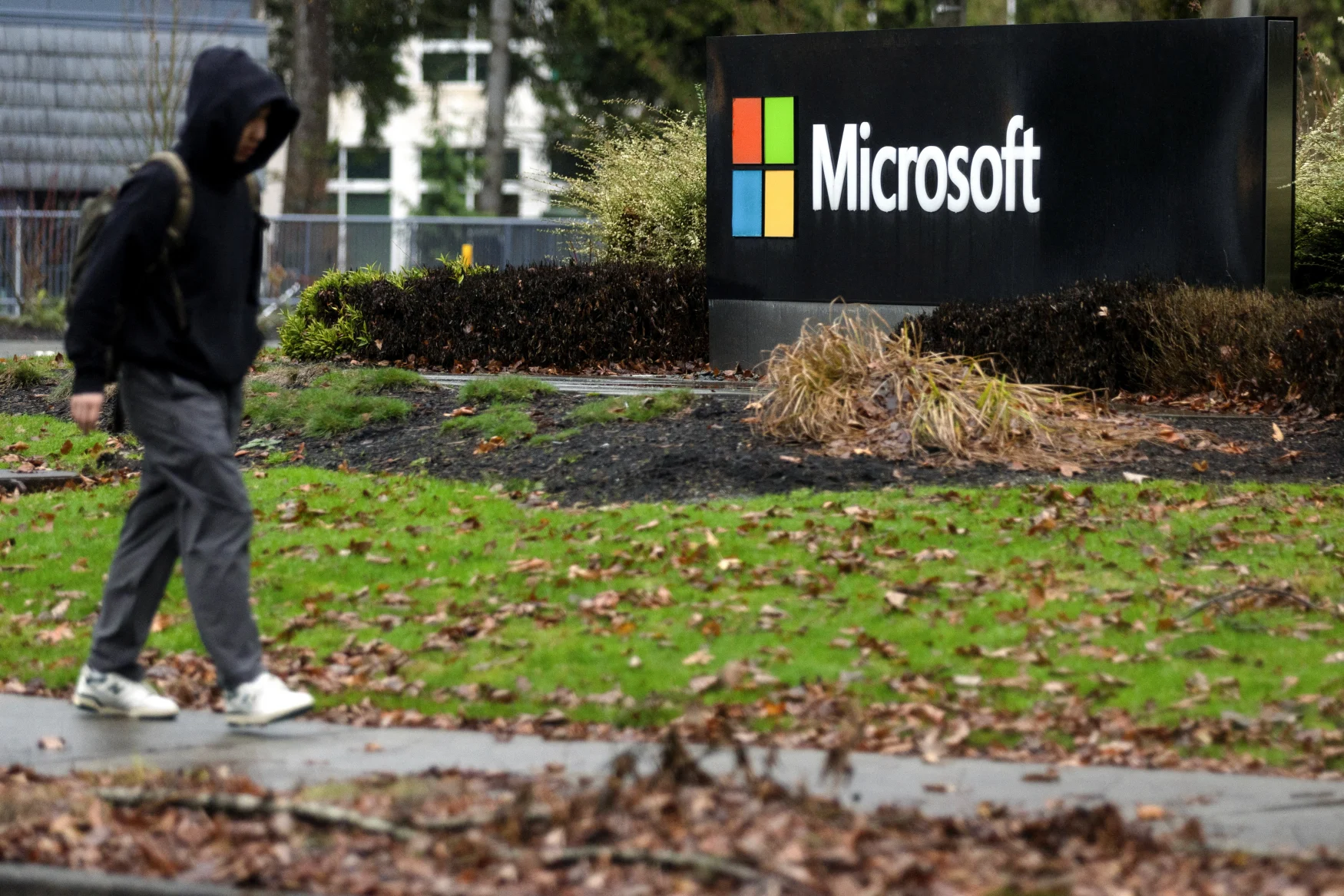Une personne passe devant la signalisation de Microsoft au siège de Redmond, Washington, États-Unis, le 18 janvier 2023. REUTERS/Matt Mills McKnight
