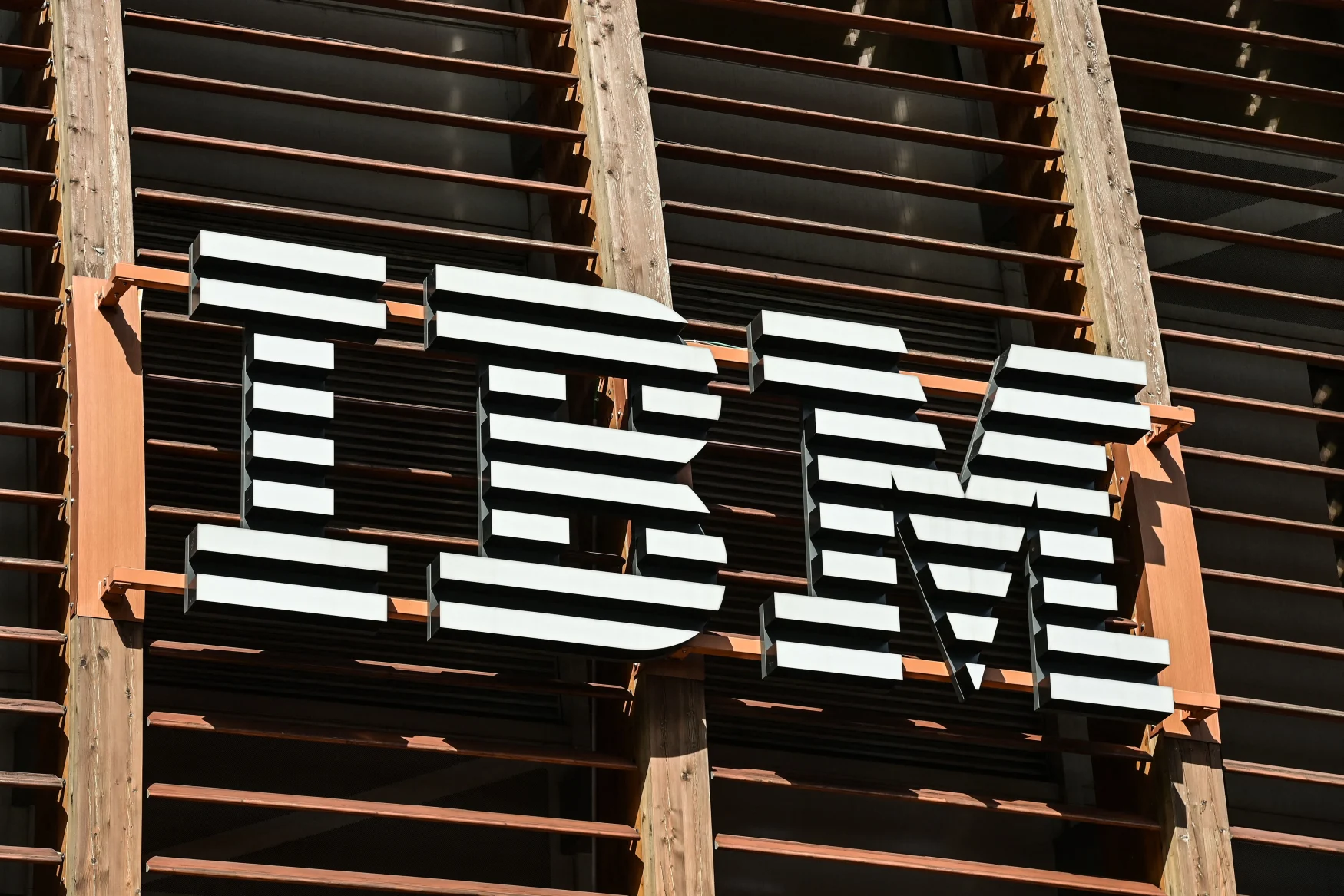 Le logo IBM est représenté dans le quartier moderne Garibaldi-Porta Nuova de Milan le 22 juin 2021. (Photo de MIGUEL MEDINA / AFP) (Photo de MIGUEL MEDINA/AFP via Getty Images)