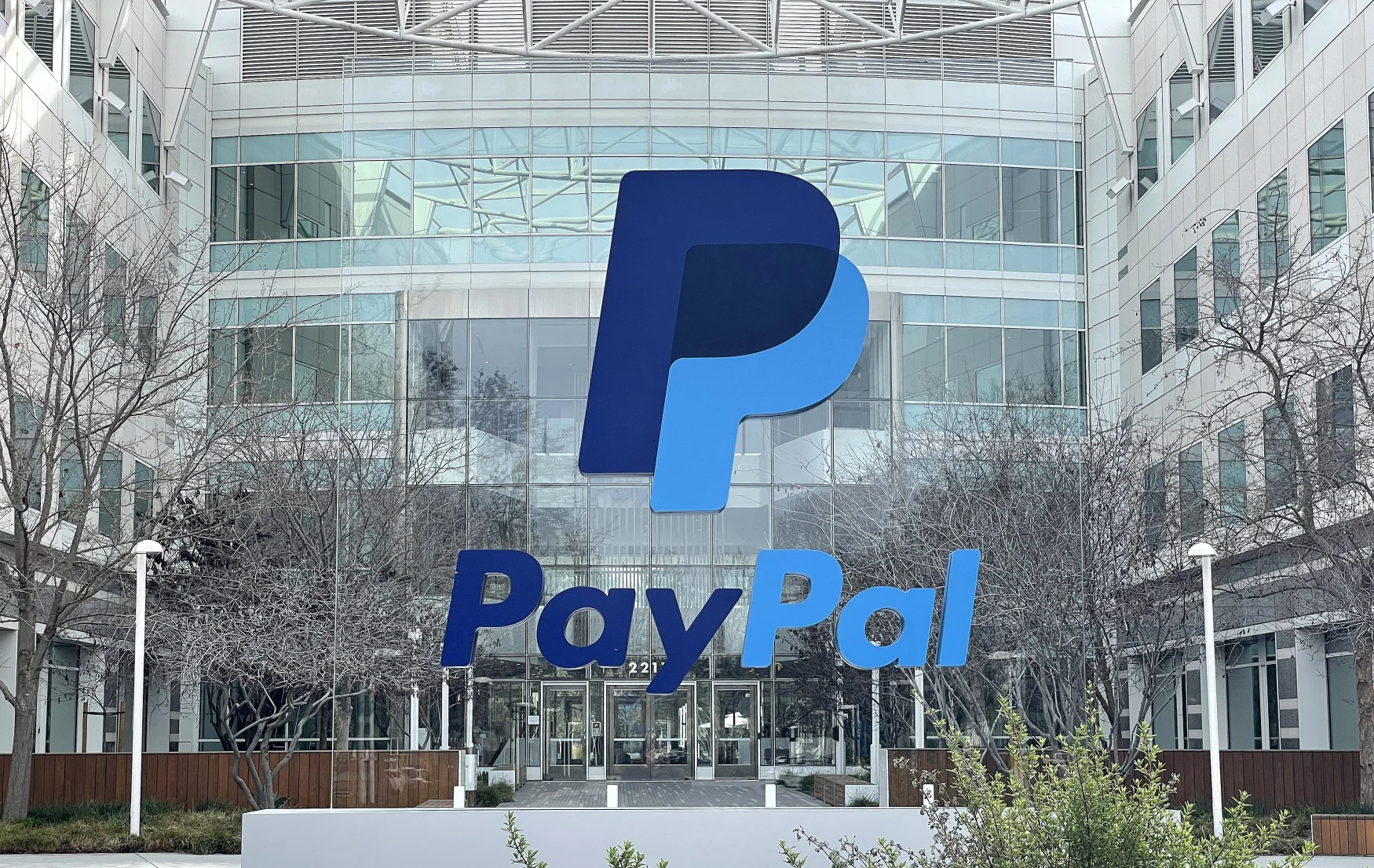 SAN JOSE, CALIFORNIE - 02 FÉVRIER : Un panneau est affiché devant le siège social de PayPal le 02 février 2023 à San Jose, Californie.  PayPal a annoncé son intention de licencier 2 000 employés, soit près de 7 % de ses effectifs.  (Photo de Justin Sullivan/Getty Images)