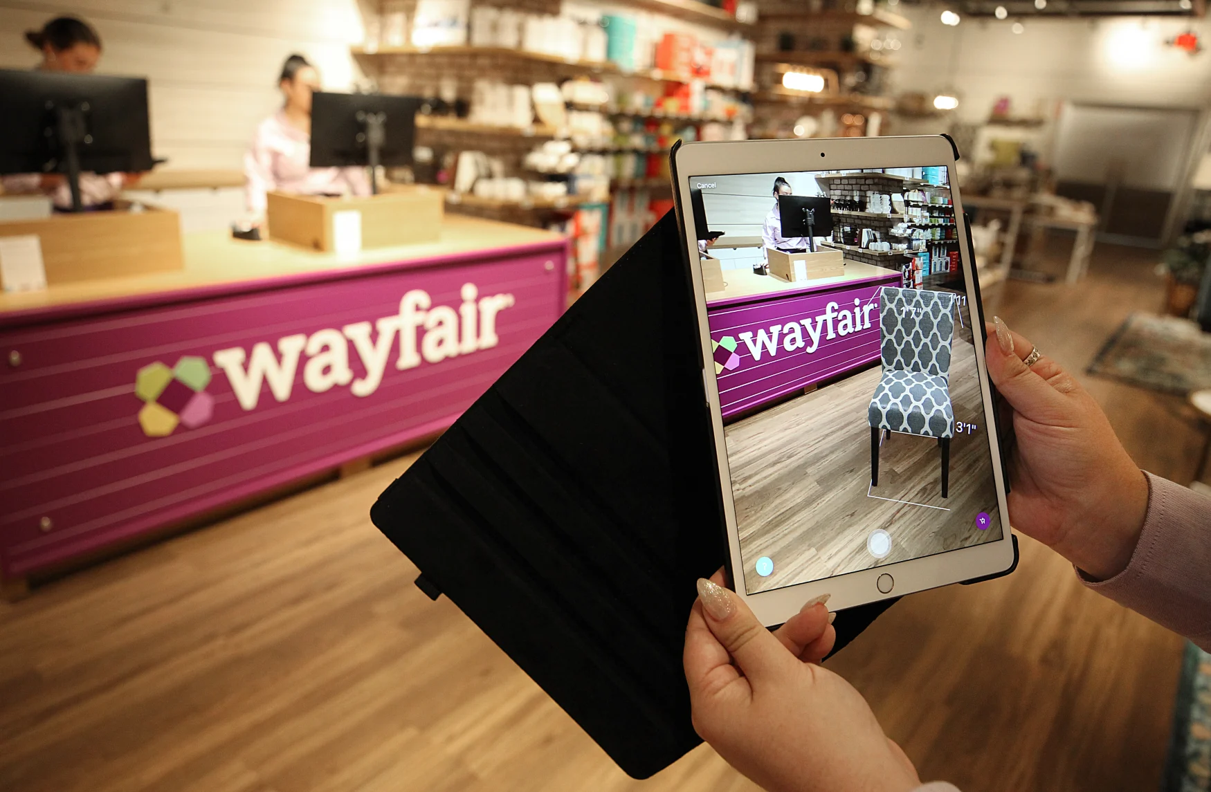 NATICK, MA - 20 AOÛT : Une application de réalité virtuelle est présentée dans le premier magasin Wayfair du centre commercial Natick à Natick, MA, le 20 août 2019. Les acheteurs peuvent enfiler des casques de réalité virtuelle pour voir comment les meubles s'intégreraient dans un espace, en utilisant Wayfairs Outil de planification de salle.  Ils peuvent grimper virtuellement sur une table de salle à manger pour obtenir une vue à 360 degrés d'une pièce rendue numériquement, puis échanger des chaises, des lustres et des œuvres d'art sur les murs virtuels.  Ce n'est qu'un exemple de la façon dont le géant du commerce électronique basé à Boston a utilisé son ADN numérique pour créer son premier magasin physique.  Il ouvre mercredi dans le centre commercial Natick.  Les informations sur les produits, y compris les prix et les évaluations des clients, sont affichées sur des écrans qui se mettent à jour en temps réel pour refléter les changements de prix en ligne.  Les employés portent des iPads avec un outil de réalité augmentée qui fait apparaître les meubles dans un cadre 3D, ou ils peuvent prendre une photo d'un article dans le magasin et en trouver des dizaines en ligne.  (Photo de Suzanne Kreiter/Le Boston Globe via Getty Images)