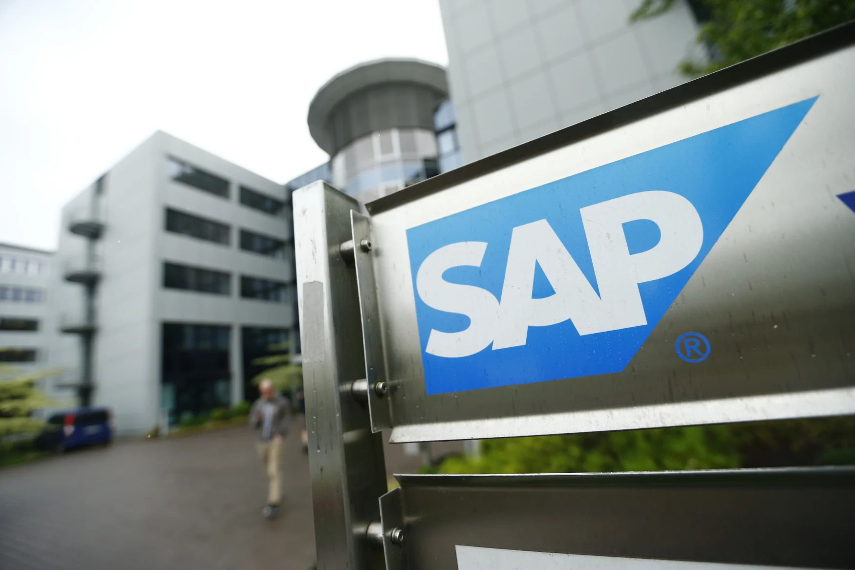 Le logo du groupe de logiciels allemand SAP est représenté à son siège social à Walldorf, en Allemagne, le 12 mai 2016. REUTERS/Ralph Orlowski