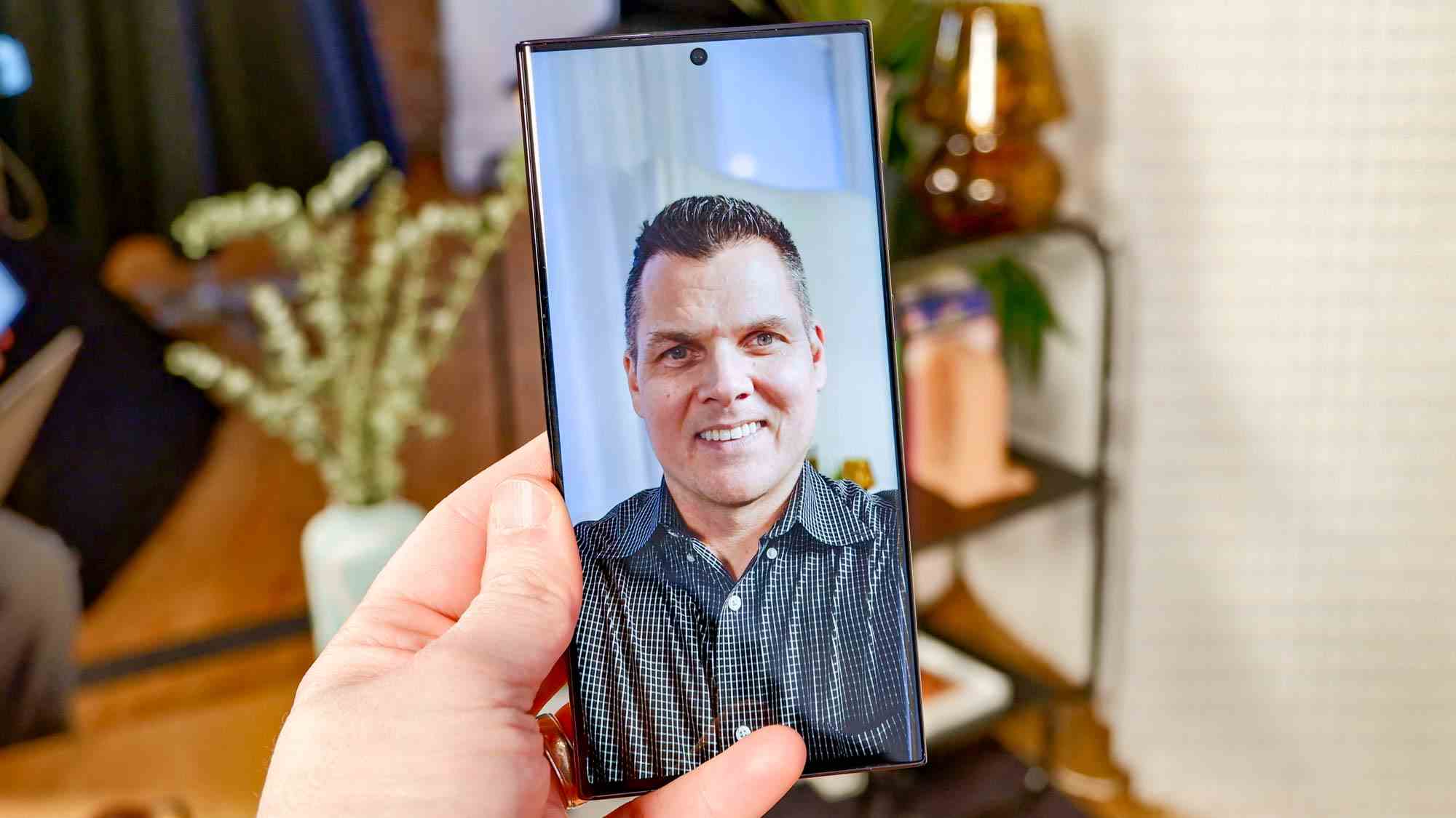 Écran du Samsung Galaxy S23 Ultra affichant une photo de portrait en selfie