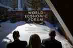 Les participants vérifient leurs messages sur des appareils électroniques lors de la réunion annuelle du Forum économique mondial (WEF) à Davos le 23 janvier 2020.