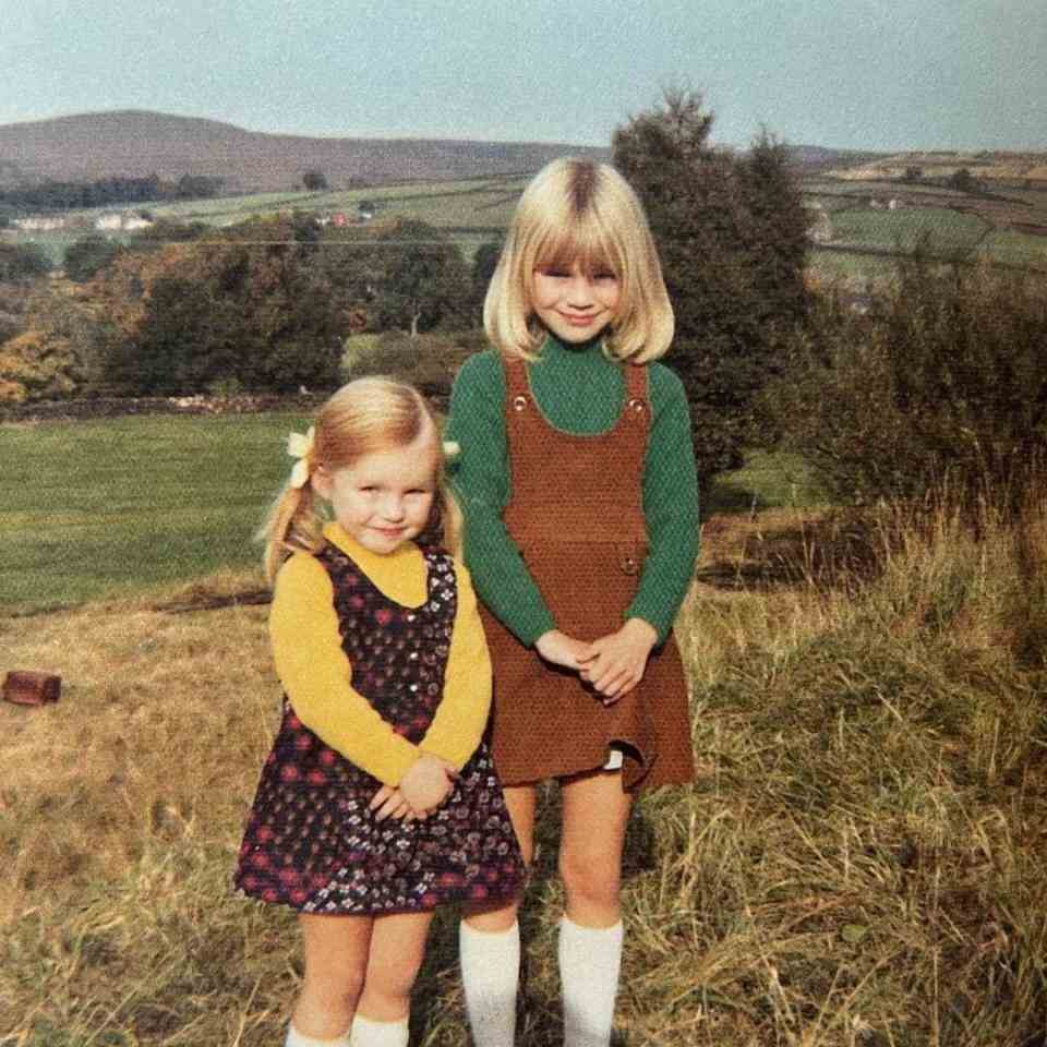 Tess Daly avec sa jeune soeur Karen dans le Peak District - @tessdaly/Instagram
