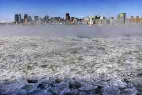 La glace et la vapeur obscurcissent partiellement la vue sur les toits de Montréal lors d'une journée extrêmement froide et venteuse le vendredi 3 février 2023.