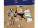 Deux Londoniens font face à une série d'accusations de drogue et d'armes après qu'une saisie de drogue ait révélé une arme de poing chargée, des pilules d'opioïdes et de la cocaïne.  (Police de Londres/Fourni)