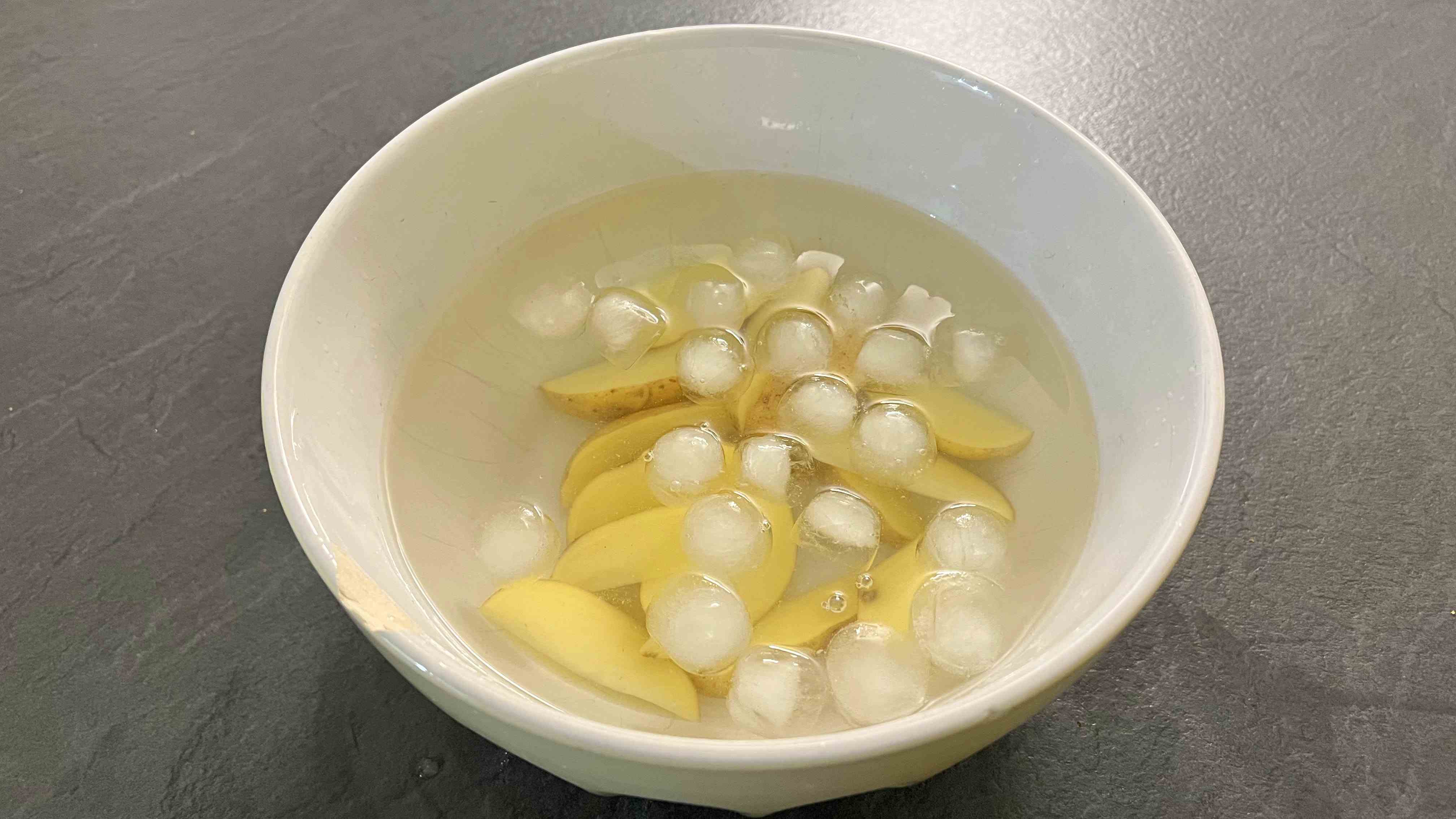quartiers de pommes de terre dans un bain de glace