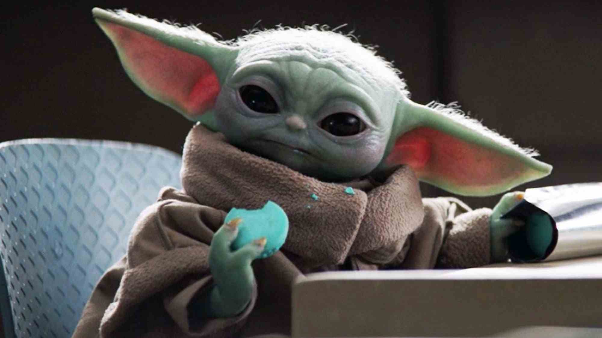 Bébé Yoda mangeant un cookie dans The Mandalorian saison 2