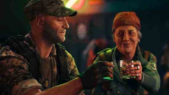 Back 4 Blood - Le général Phillips et maman trinquent dans un bar et échangent des sourires ironiques