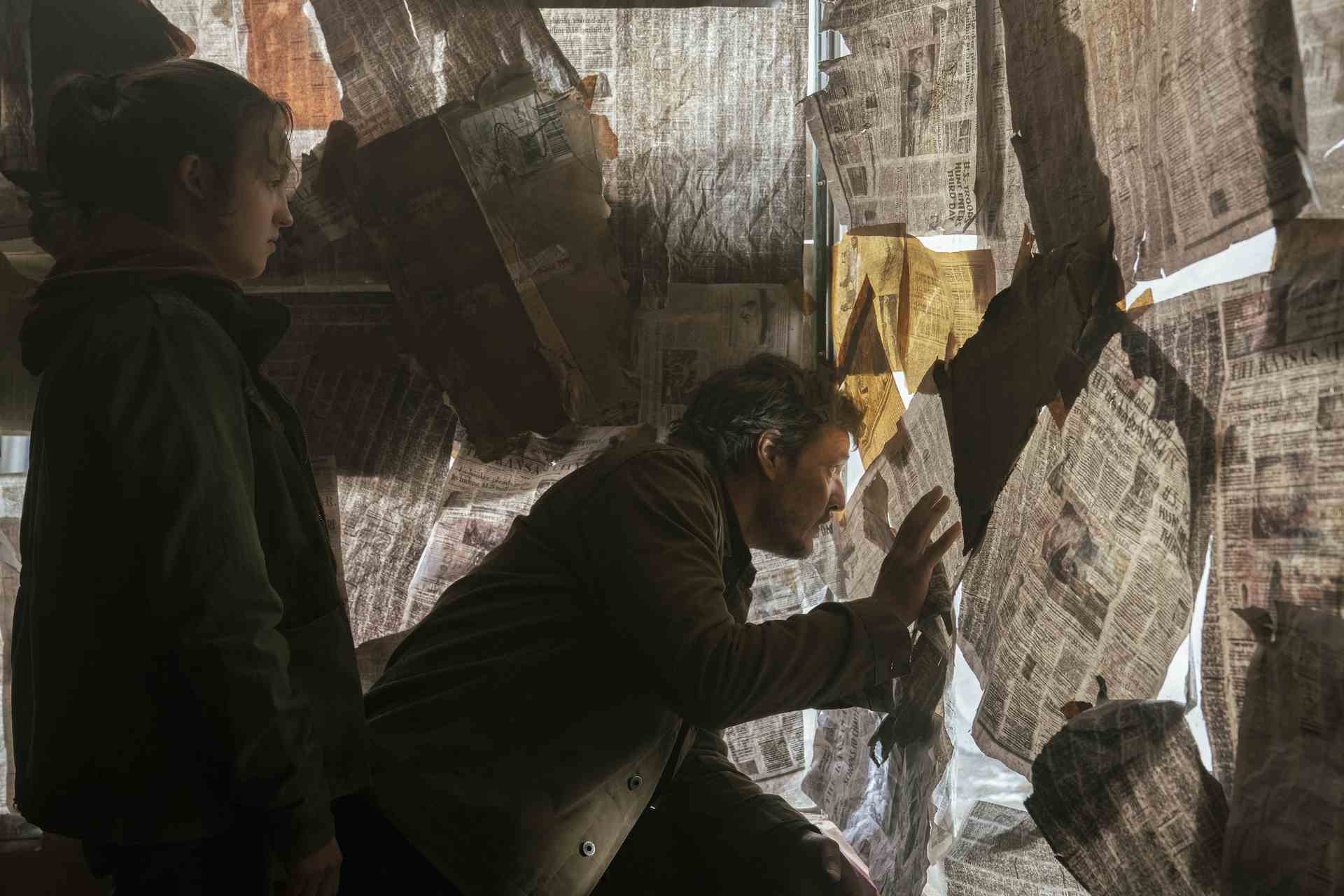 (De gauche à droite) Bella Ramsey (comme Ellie) et Pedro Pascal (comme Joel) se cachent dans un bar journalisé dans l'épisode 4 de The Last of Us de HBO