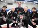 L'équipe Mike McEwen, les champions de l'Ontario Tankard 2023, dimanche à Port Elgin est de gauche Mike McEwen, Ryan Fry, l'entraîneur Richard Hart, Brent Laing et Joey Hart. 