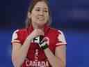 La Canadienne Kaitlyn Lawes réagit après avoir lancé une pierre lors d'un match de curling féminin contre les États-Unis aux Jeux olympiques d'hiver de Pékin, le mercredi 16 février 2022, à Pékin.