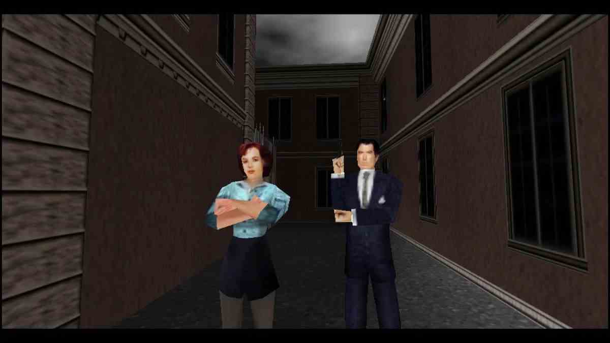 James Bond se tient à côté de Natalya dans une ruelle dans GoldenEye 007