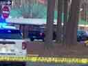 Des véhicules de police sont vus garés devant l'école primaire de Richneck, où, selon la police, un garçon de six ans a blessé par balle un enseignant, à Newport News, en Virginie, le 6 janvier 2023, dans cette capture d'écran d'une vidéo à distribuer .