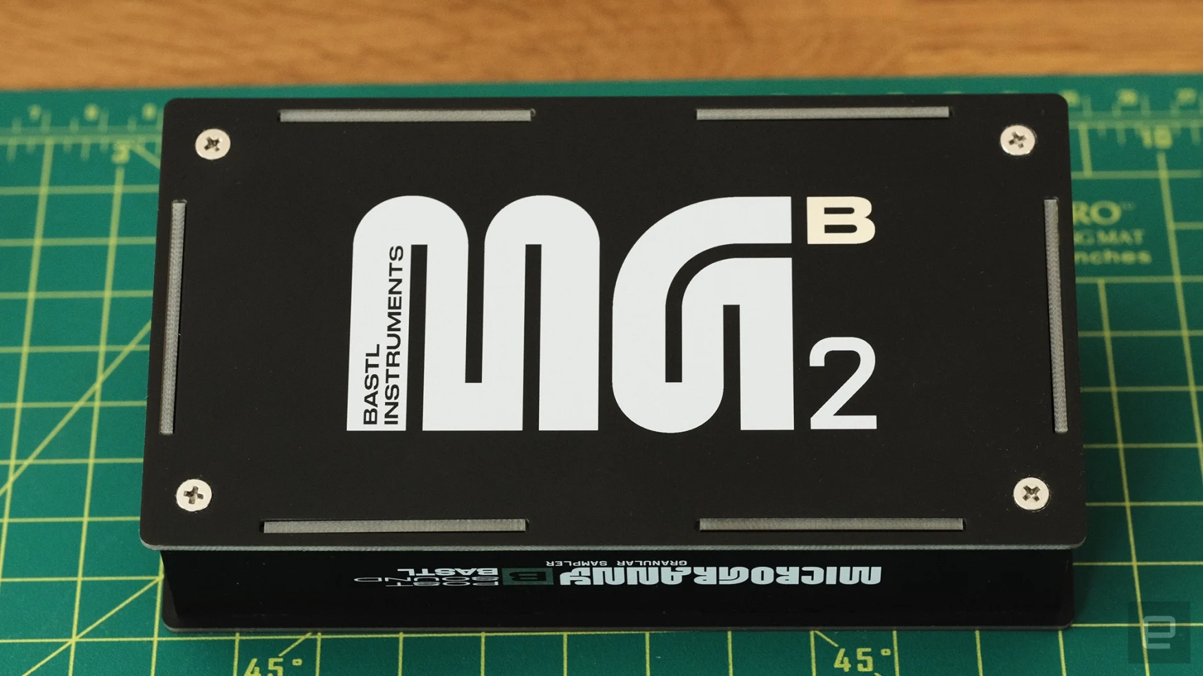 Grande marque MG sur le dessous du Bastl Instruments Microgranny Monolith.