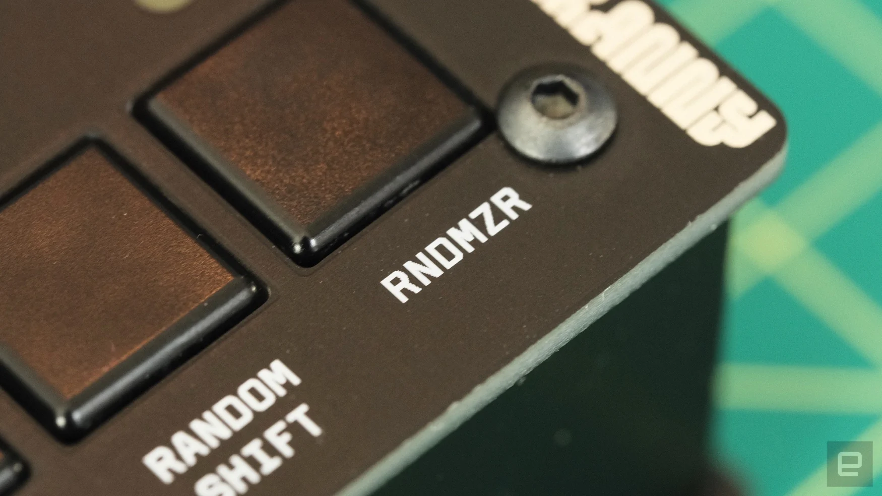 Le bouton RNDMZR sur le Bastl Instruments Microgranny Monolith.