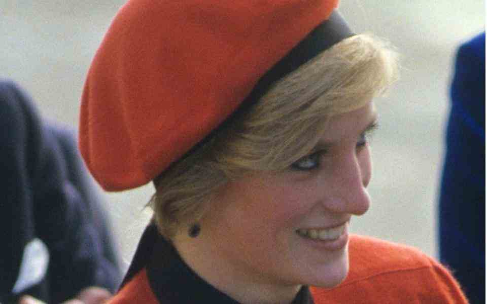 La princesse Diana portant un chapeau conçu par Stephen Jones - Photo de Shutterstock