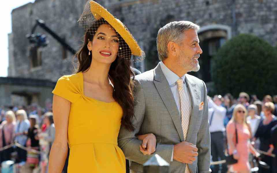 Amal Clooney portant un chapeau fabriqué par le modiste Stephen Jones et George Clooney - Gareth Fuller/ PA Wire