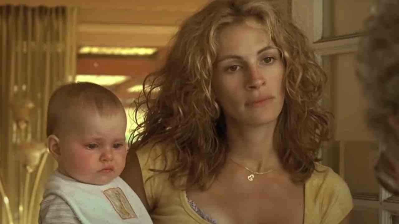 Julia Roberts et bébé dans Erin Brockovich