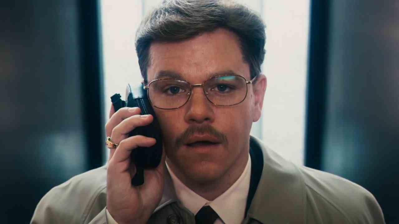 Matt Damon dans L'Informateur !  l'air choqué en tenant un téléphone à son oreille.