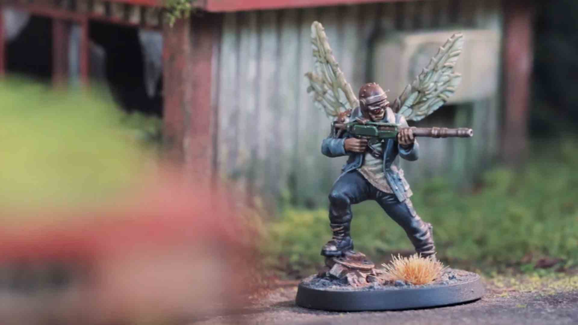Une photo d'une figurine Zone Wars avec des ailes de papillon et un fusil de sniper à l'air libre