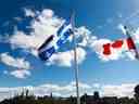 Le drapeau canadien et le drapeau du Québec surplombent la rivière des Outaouais depuis le Musée des civilisations derrière la Colline du Parlement à Gatineau le 19 septembre 2012. (ANDRE FORGET/AGENCE QMI)