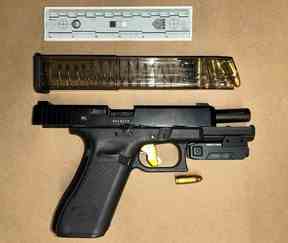 Pistolet Glock 17 de 5e génération équipé d'un pointeur laser fonctionnel et d'un chargeur étendu de grande capacité.  DOCUMENT DE LA POLICE DE TORONTO